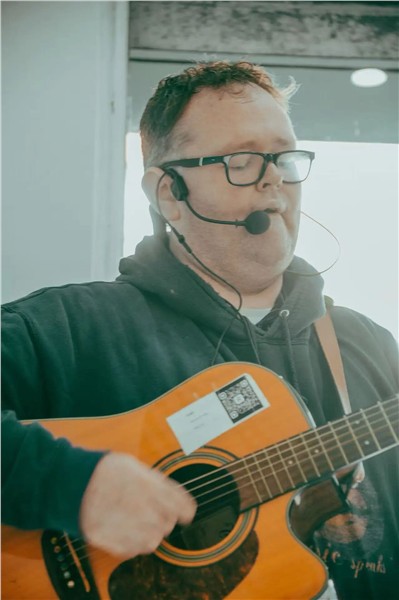 第六届“世界因爱而生”全球春晚执行制片人John Dwyer ——写歌弹唱治愈世界的人，正在等一个人陪他看月亮