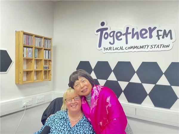 Together FM开创爱尔兰电台史上的中英双语先河｜中国国际新闻杂志社爱尔兰分社社长陈秋梅接受访谈，我的心一半翡翠绿 一半中国红