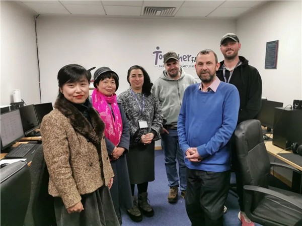 Together FM开创爱尔兰电台史上的中英双语先河｜中国国际新闻杂志社爱尔兰分社社长陈秋梅接受访谈，我的心一半翡翠绿 一半中国红