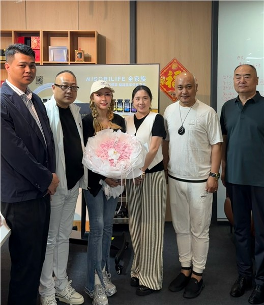 爱国港星、中国国际新闻杂志社副社长张羽希荣膺香港文博会推广大使、全球最美空姐大赛推广大使、评审团主席 