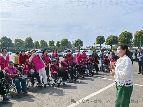 爱心伴出游  温情暖夕阳