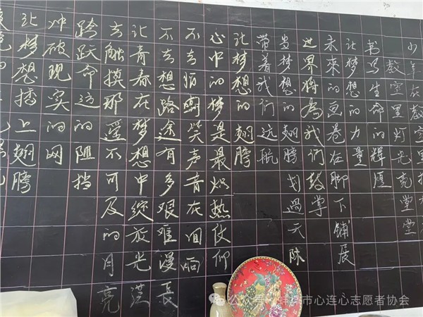爱心暖童心 志愿暖人心