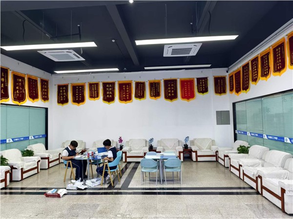 军魂育英才 夜灯照初心 学子圆梦名校 家长赠旗致谢东莞市中德技工学校