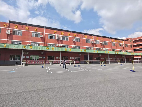 军魂育英才 夜灯照初心 学子圆梦名校 家长赠旗致谢东莞市中德技工学校