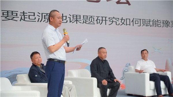 论道文脉本源 智赋豫菜振兴 何适君主持中国菜点文化起源地课题圆桌论坛