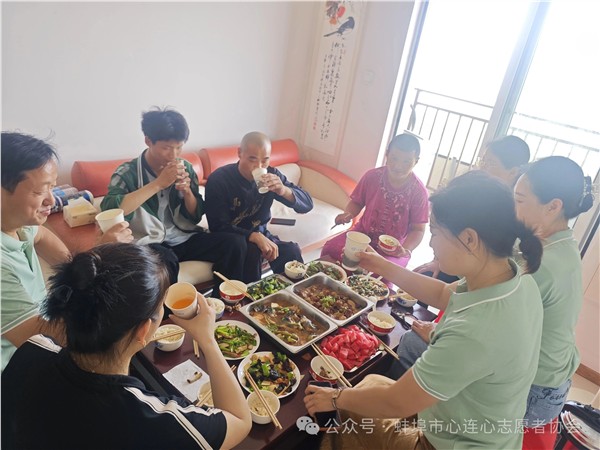 “焕新家园爱心午餐”暖心相伴，为爱加餐——蚌埠市心连心志愿者协会走进佳源东方都市公租房