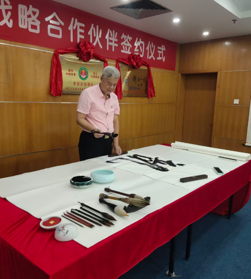 笔墨传情促发展 湖南韶山红色文化研究会毛坚平会长莅临广州国览医疗器械城考察调研