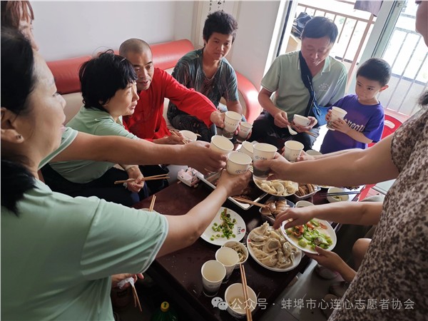 爱心午餐暖人心志愿服务进家门——蚌埠市心连心志愿者协会走进佳源东方都市