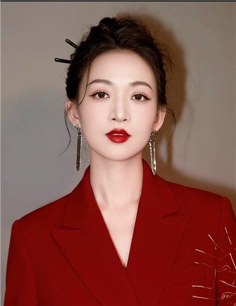 著名青年原创灵魂歌者、爱国音乐艺术家娅琳受聘《中国国际新闻》杂志社和《精忠报国》杂志社音乐传播院院长