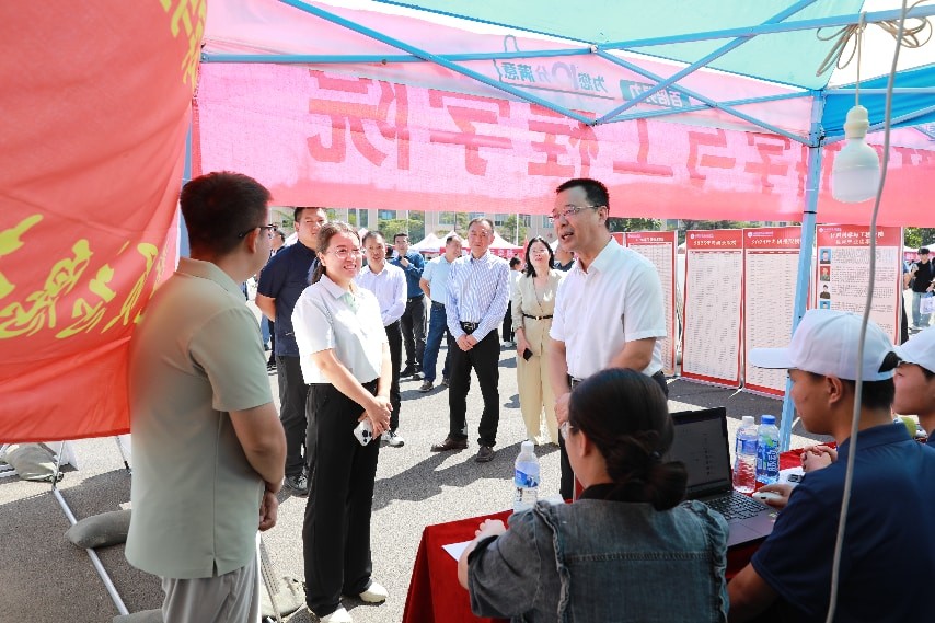 安阳工学院党委书记姚勇带队检查指导迎新工作