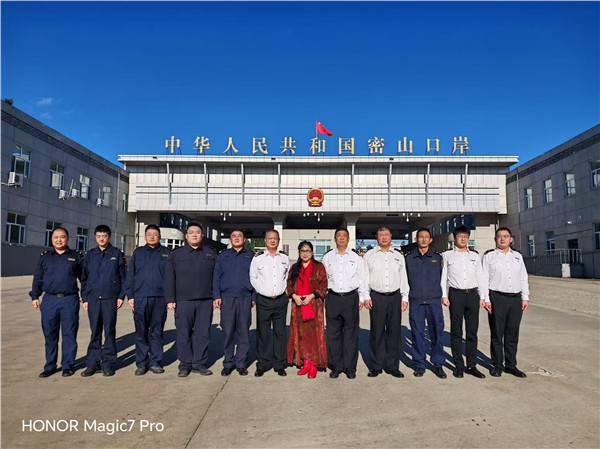 _IBK_微信图片_2026-09-22_095400_009.jpg 翰墨寄深情 丹青敬国门——著名画家高文清慰问国庆前夕国门卫士
