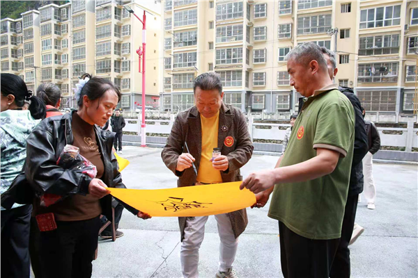 _IBK_图片4.png 善举润柞水 爱心满红岩 陕西省爱心济困协会公益帮扶活动落地柞水县红岩寺镇本地湾村