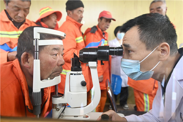 文艺演出送欢乐 健康服务暖人心——长春市乐山镇开展关爱环卫工人暖心活动