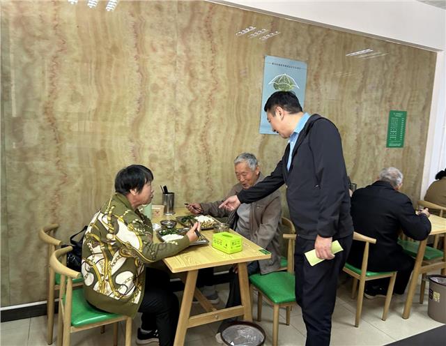 用情履职暖阳助老 站点引领融入选区