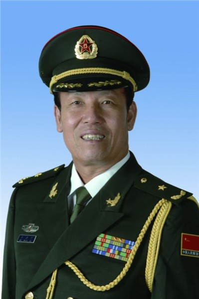 解放军南京政治学院原政委，精忠报国杂志社、中国国际新闻杂志社名誉顾问文忠民将军向台湾会馆赠送爱国书法作品